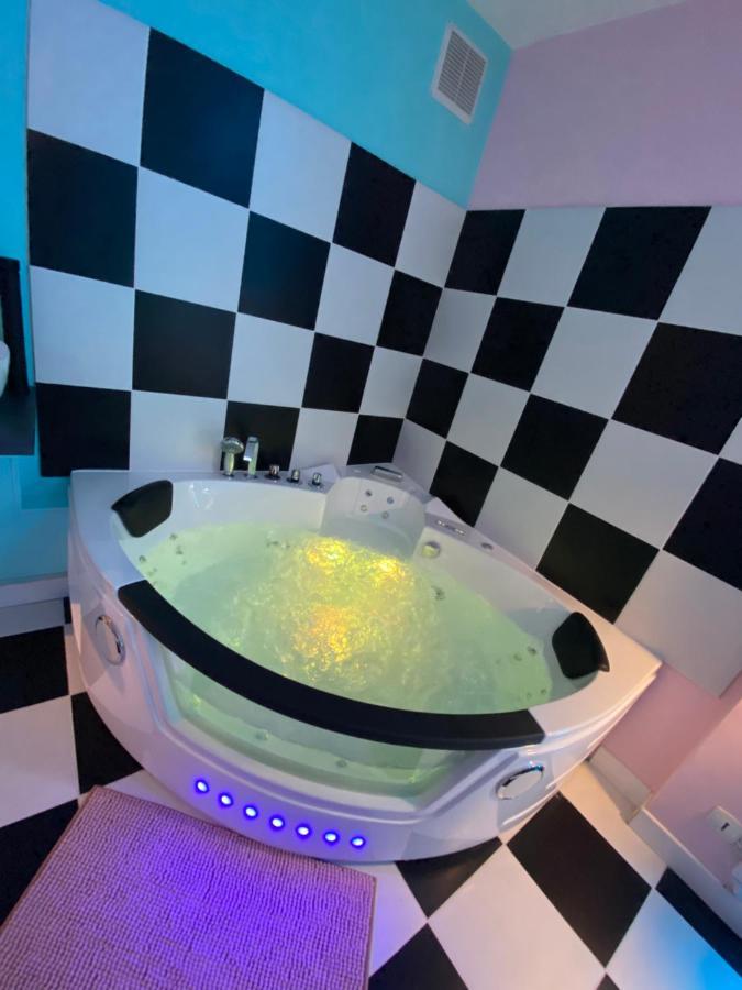 Capsule Miami Vice - Jacuzzi - Billard - Ecran Cinema & Netflix - Ping-Pong - Nintendo & Jeux- Liévin Eksteriør billede